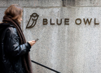 Moody’s ухудшило прогноз для $36-миллиардного фонда Blue Owl: тревожный сигнал для private credit